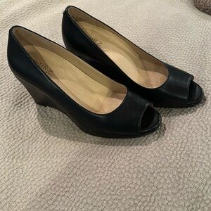 Naturalizer peep toe  6.5 worn 2 hours needed a 6 slips on back of heel. No box